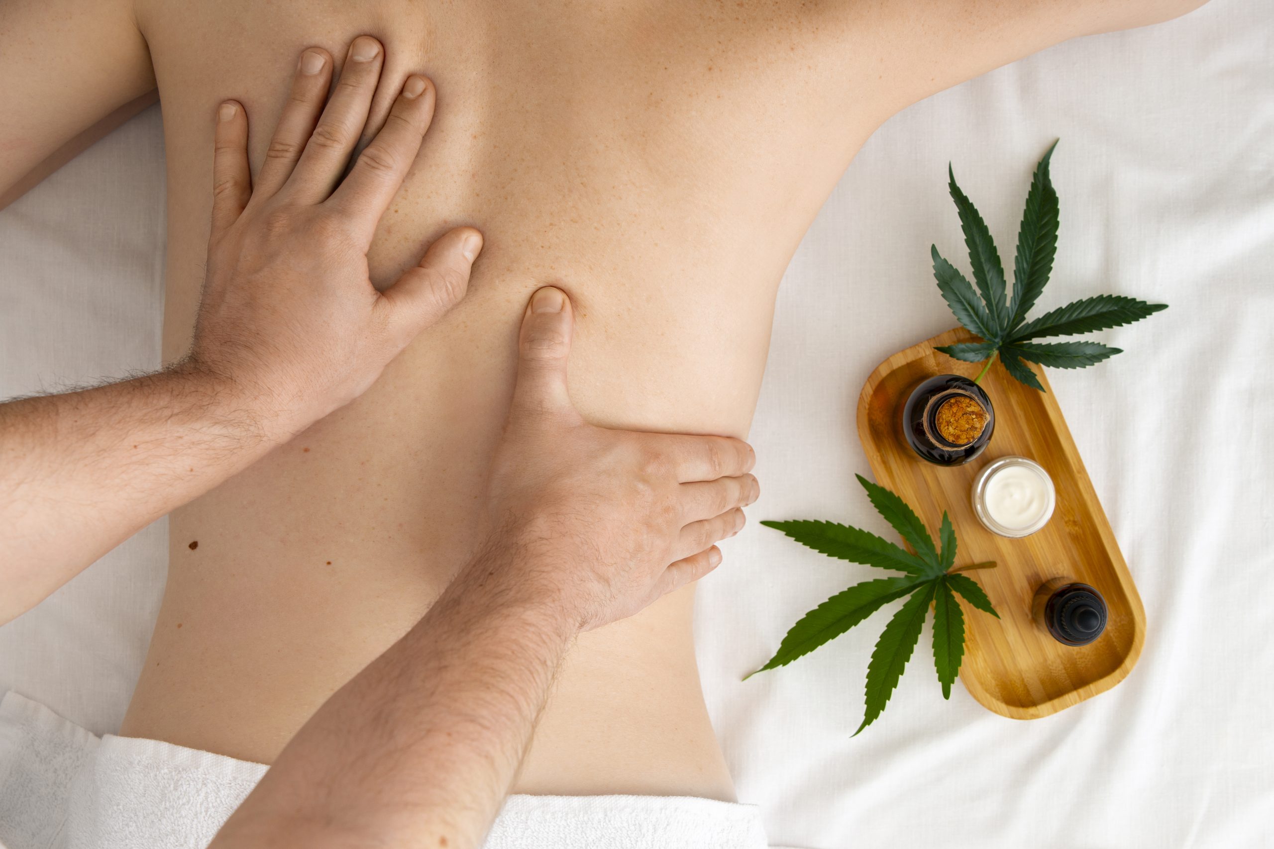 vue-d-en-haut-du-patient-recevant-un-massage